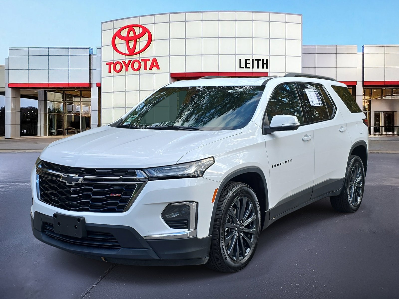 Used 2023 Chevrolet Traverse RS image 1