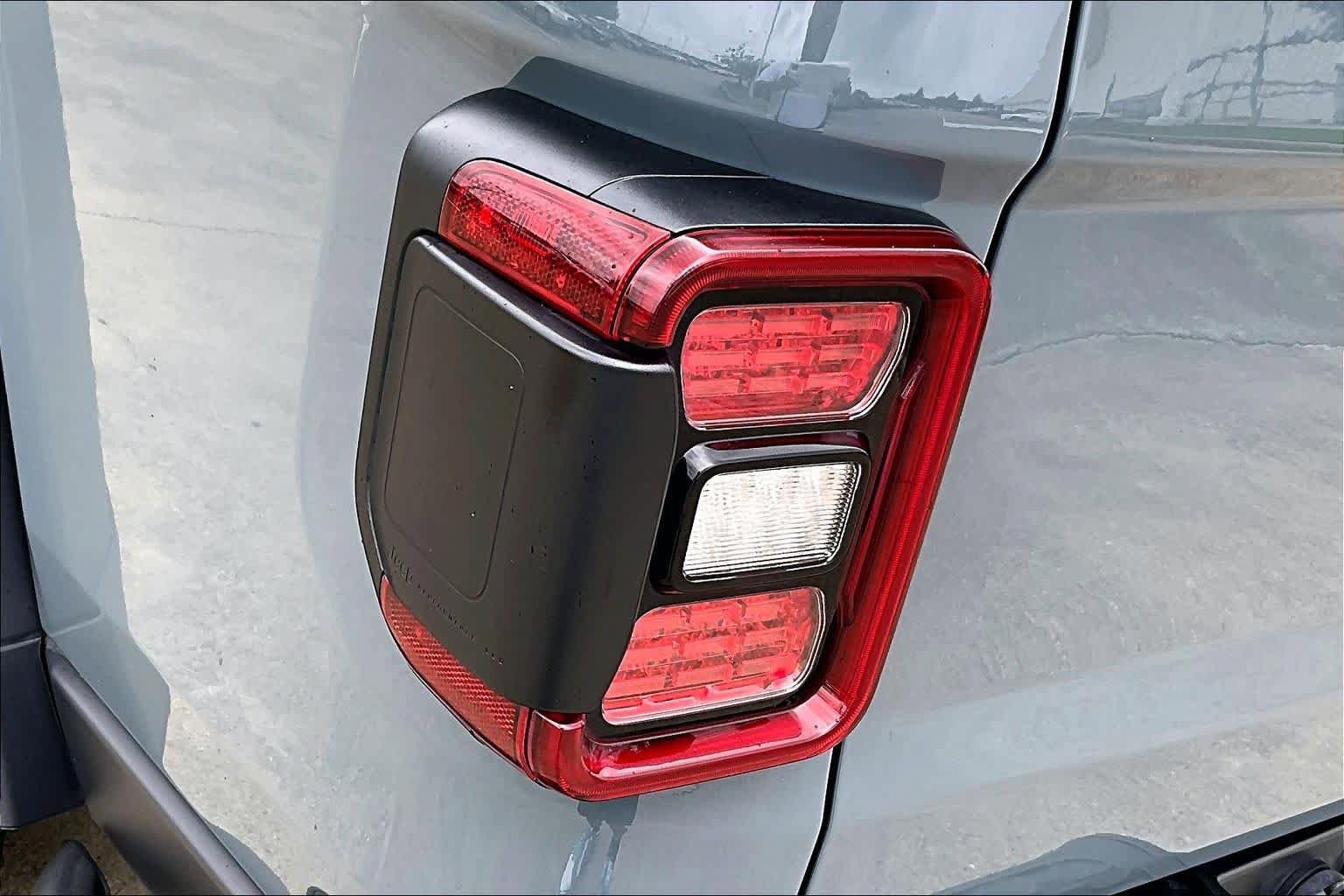 Used 2024 Jeep Gladiator Rubicon w/ Safety Group AWD/4WD image 27