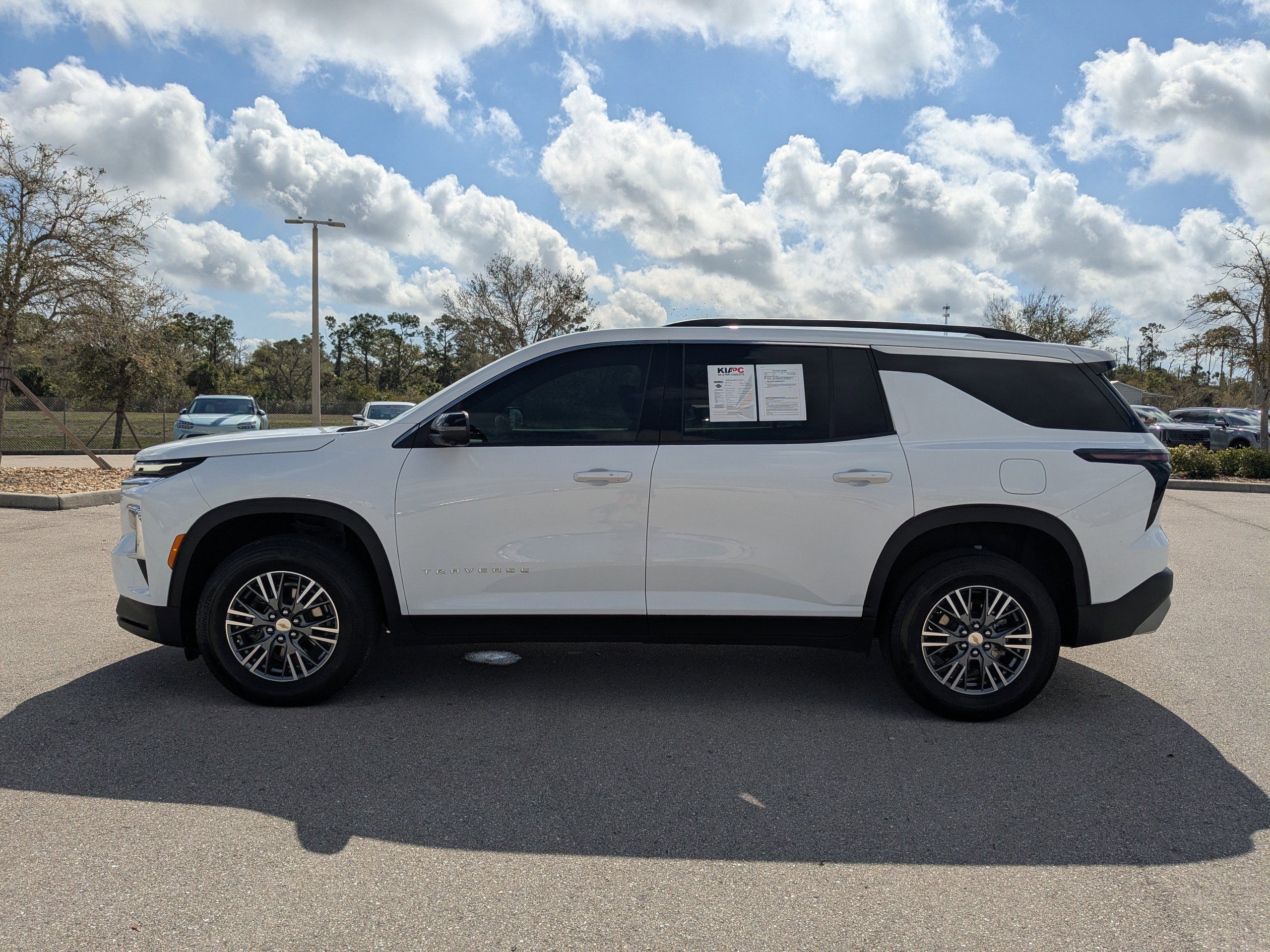 Used 2025 Chevrolet Traverse LT w/ Driver Confidence Package image 8