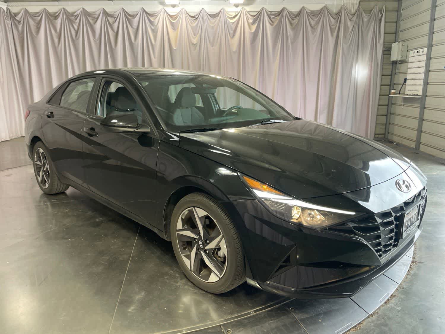 Used 2023 Hyundai Elantra SEL w/ Convenience Package FWD image 3