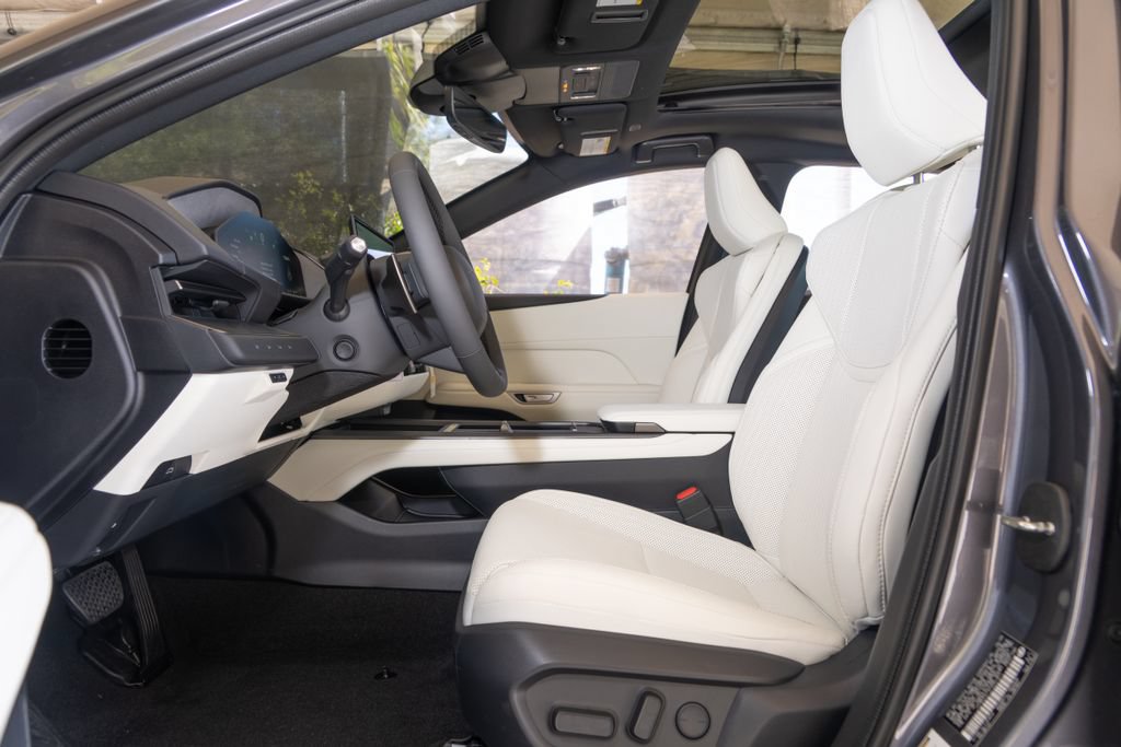 New 2026 Lexus ES 350e FWD image 17
