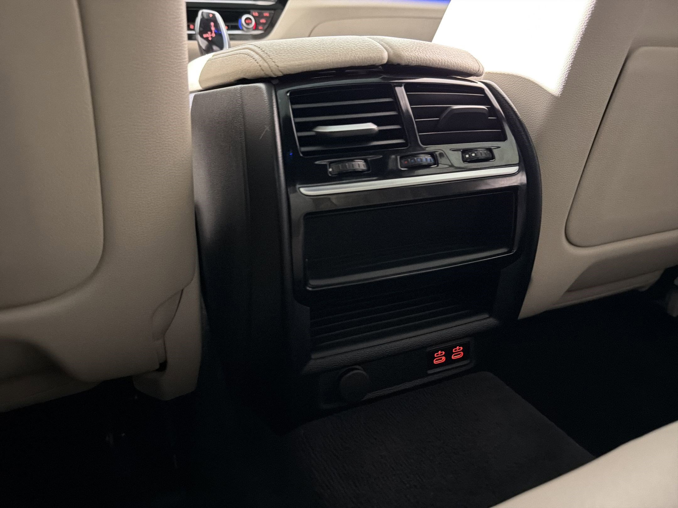 Used 2020 BMW 530e w/ Premium Package RWD image 30
