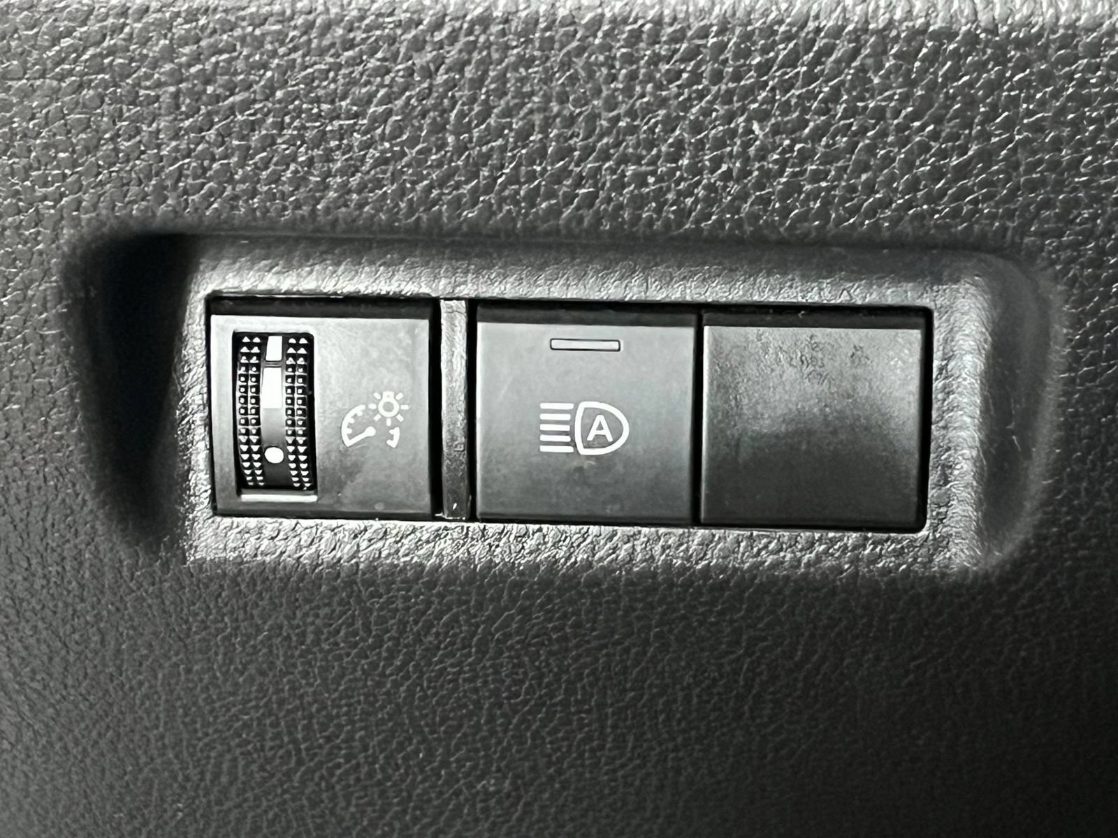 Used 2025 Toyota RAV4 XLE AWD/4WD image 31
