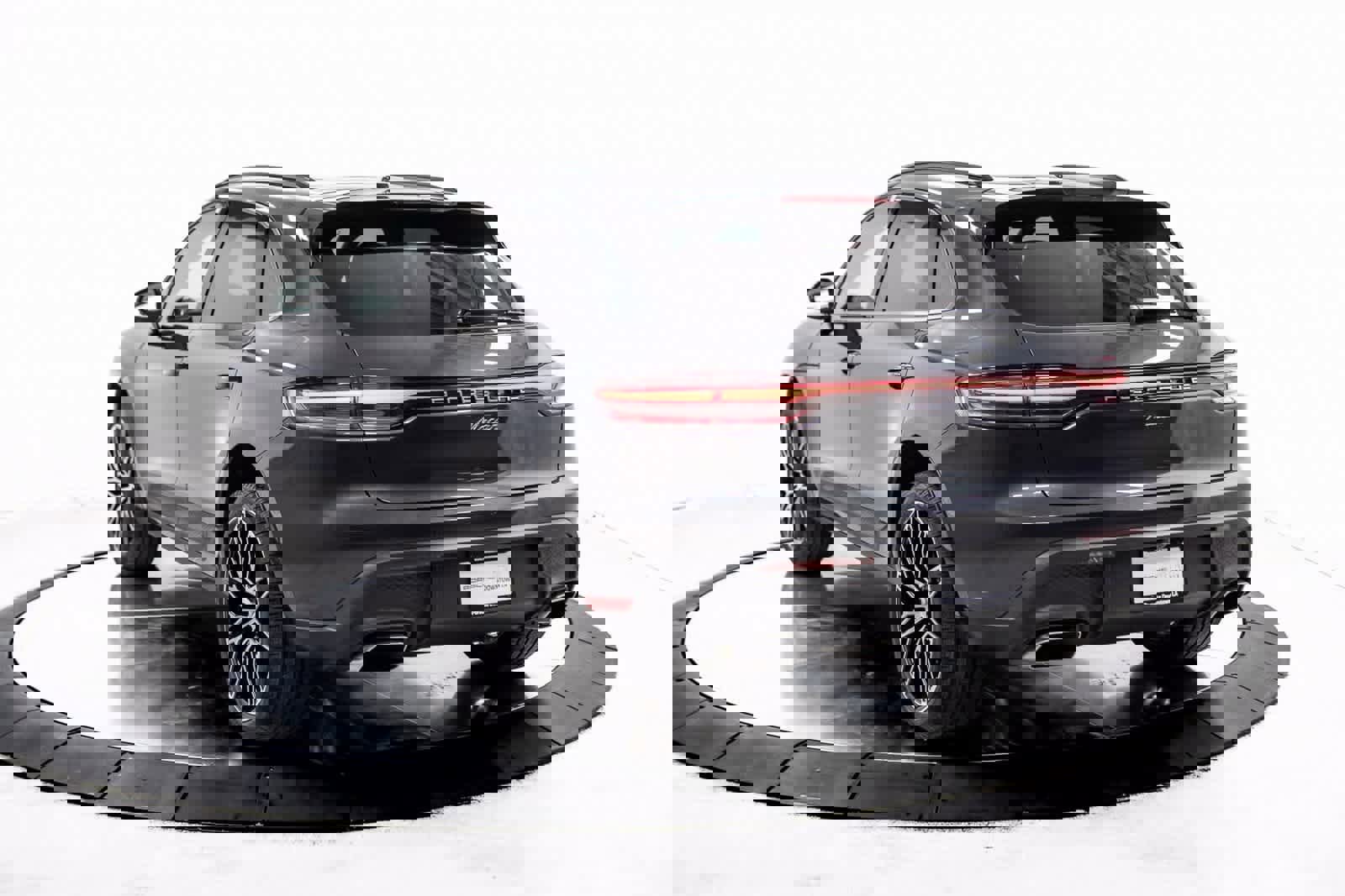 Certified 2025 Porsche Macan image 3