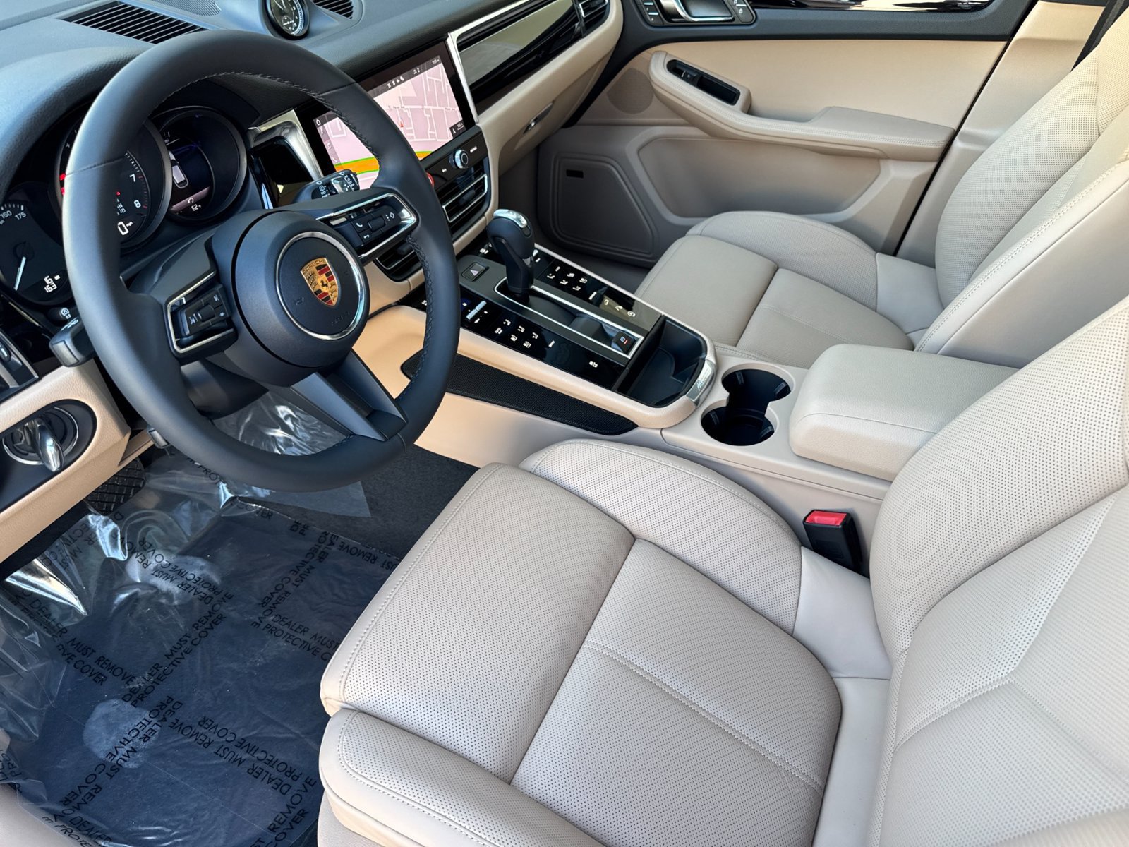 Certified 2026 Porsche Macan AWD/4WD image 4