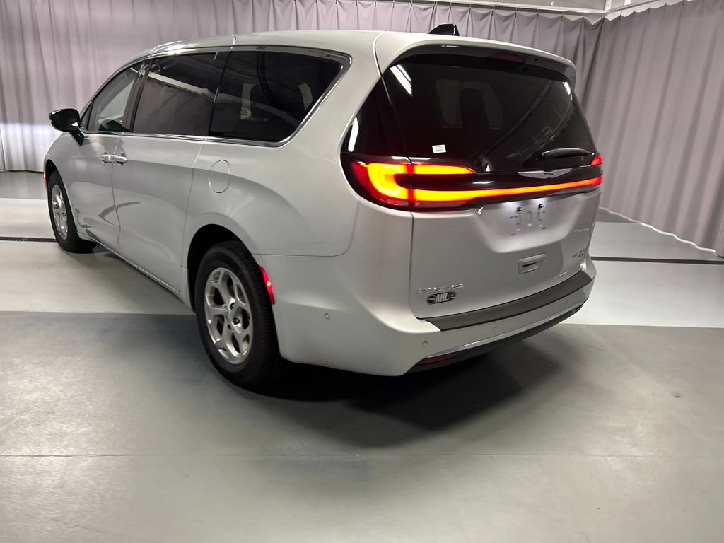 Used 2024 Chrysler Pacifica Limited AWD/4WD image 5