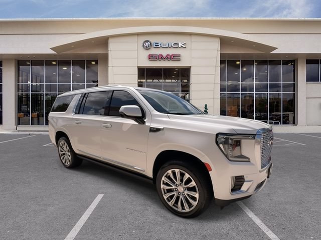 Certified 2022 GMC Yukon XL Denali w/ Denali Ultimate Package AWD/4WD image 2