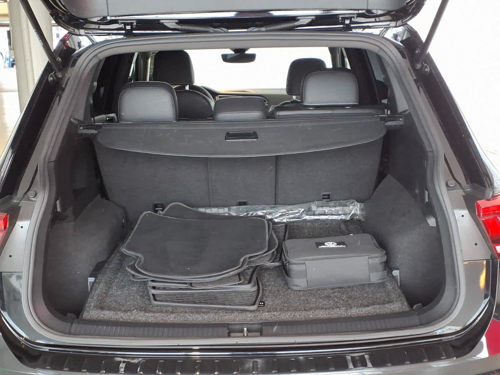 Used 2023 Volkswagen Tiguan SE R-Line AWD/4WD image 11