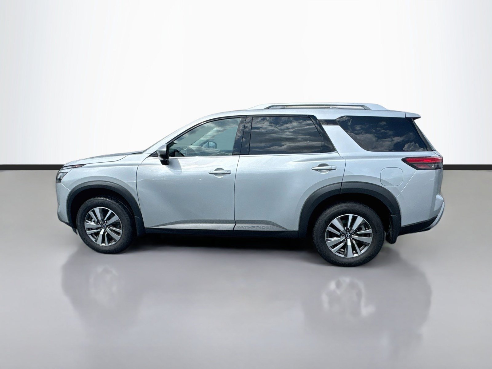 Used 2025 Nissan Pathfinder SL FWD image 4