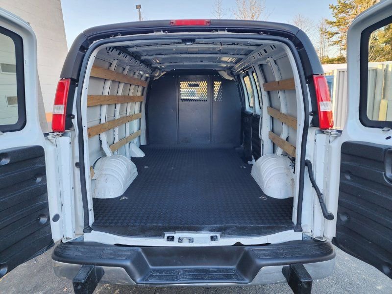 Used 2023 GMC Savana 2500 w/ Driver Convenience Package image 5