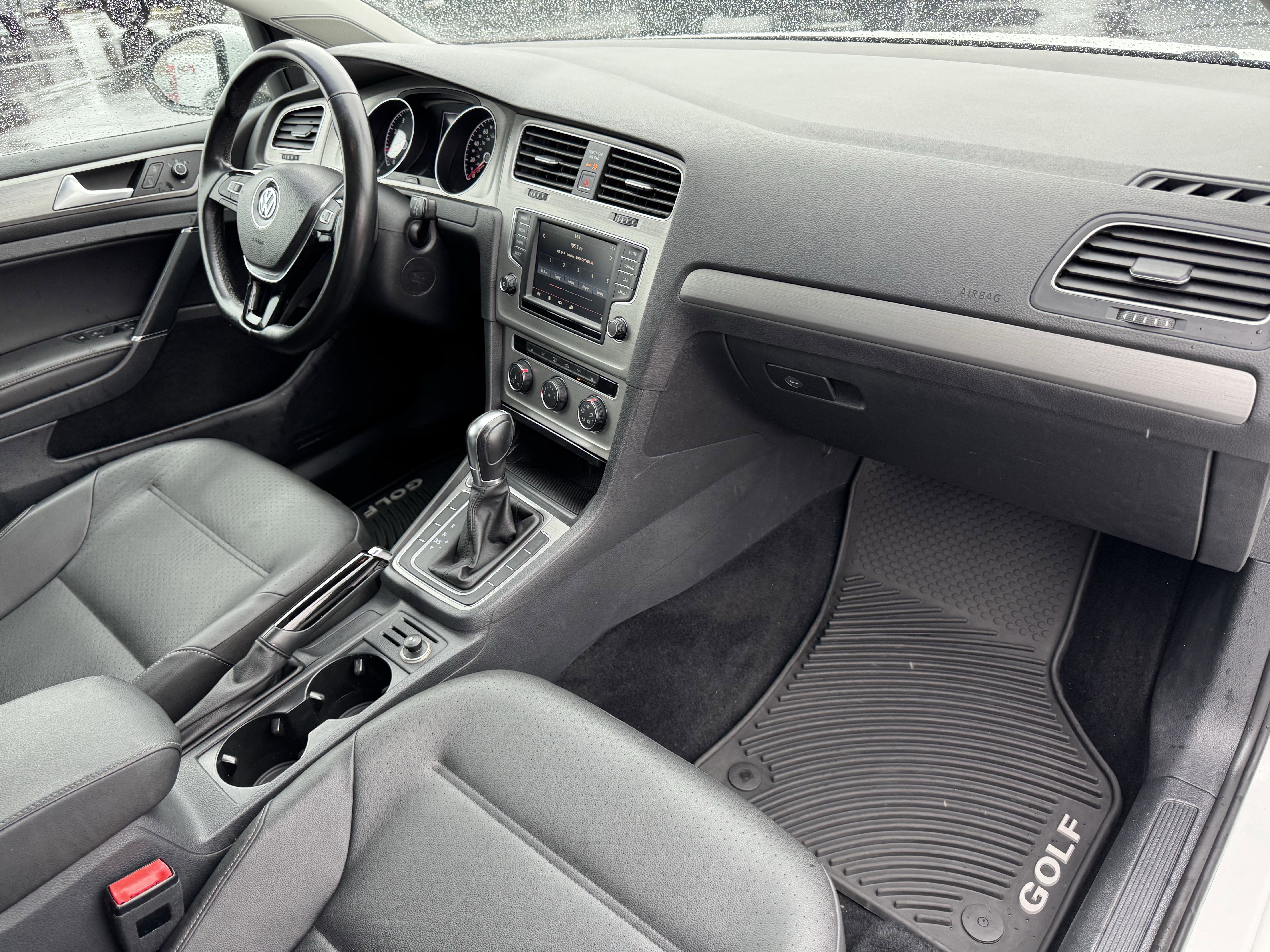 Used 2016 Volkswagen Golf SE image 39