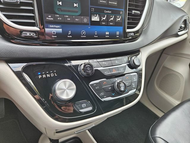 Used 2023 Chrysler Pacifica Touring-L FWD image 30