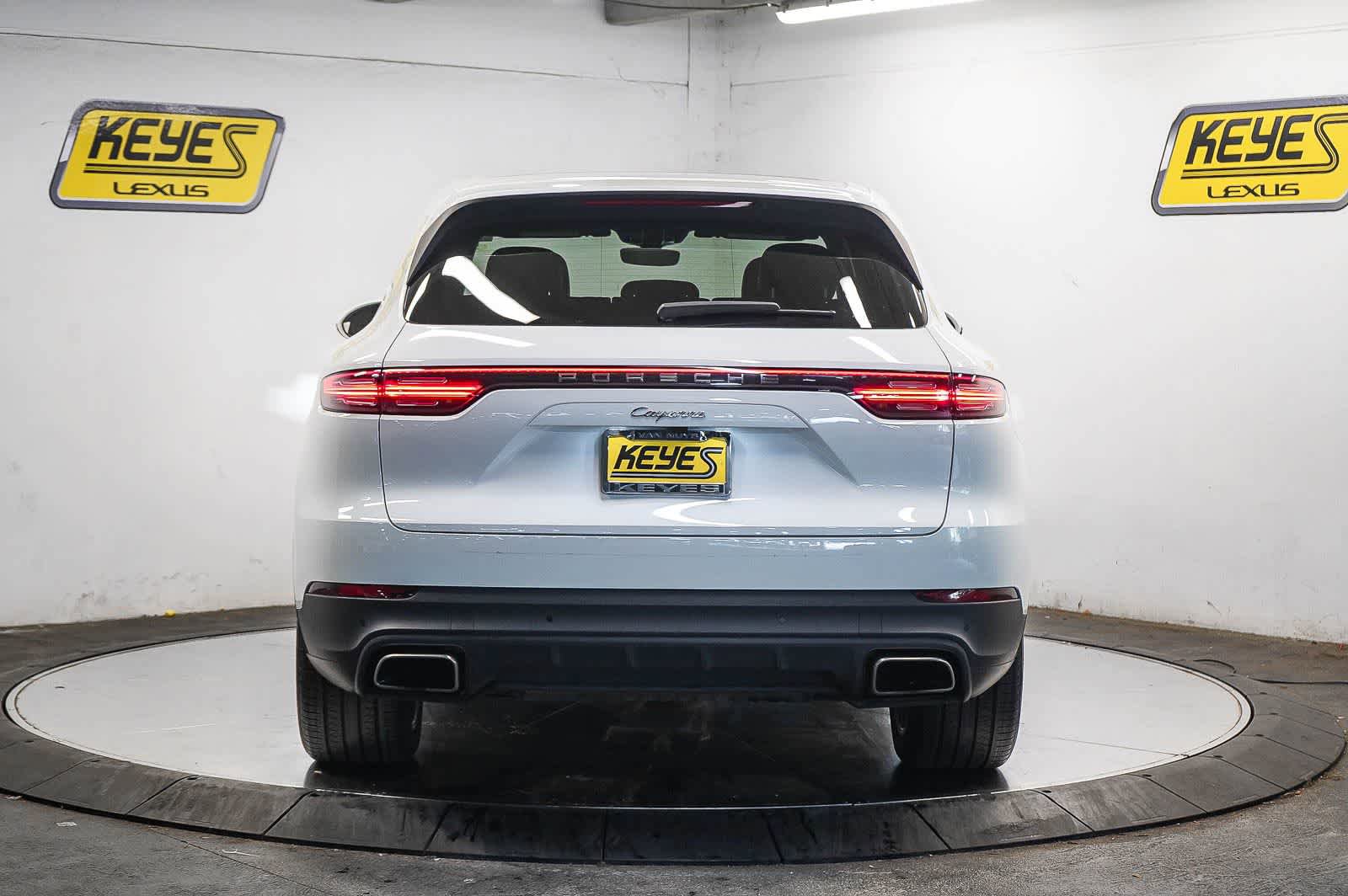 Used 2022 Porsche Cayenne AWD/4WD image 3