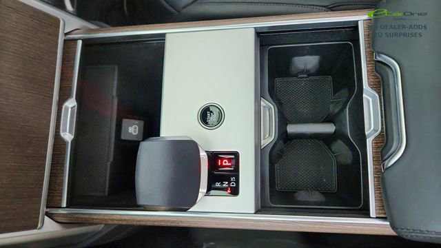 Used 2025 Land Rover Range Rover SE image 50