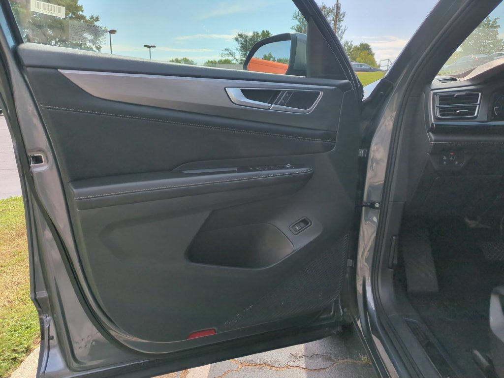 Used 2025 Volkswagen Atlas Cross Sport SE FWD image 9