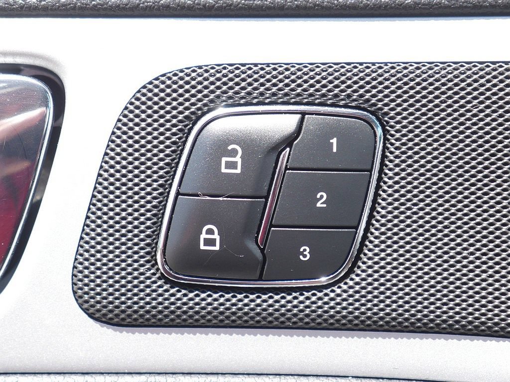 Used 2014 Ford Explorer Limited w/ Equipment Group 302A AWD/4WD image 28