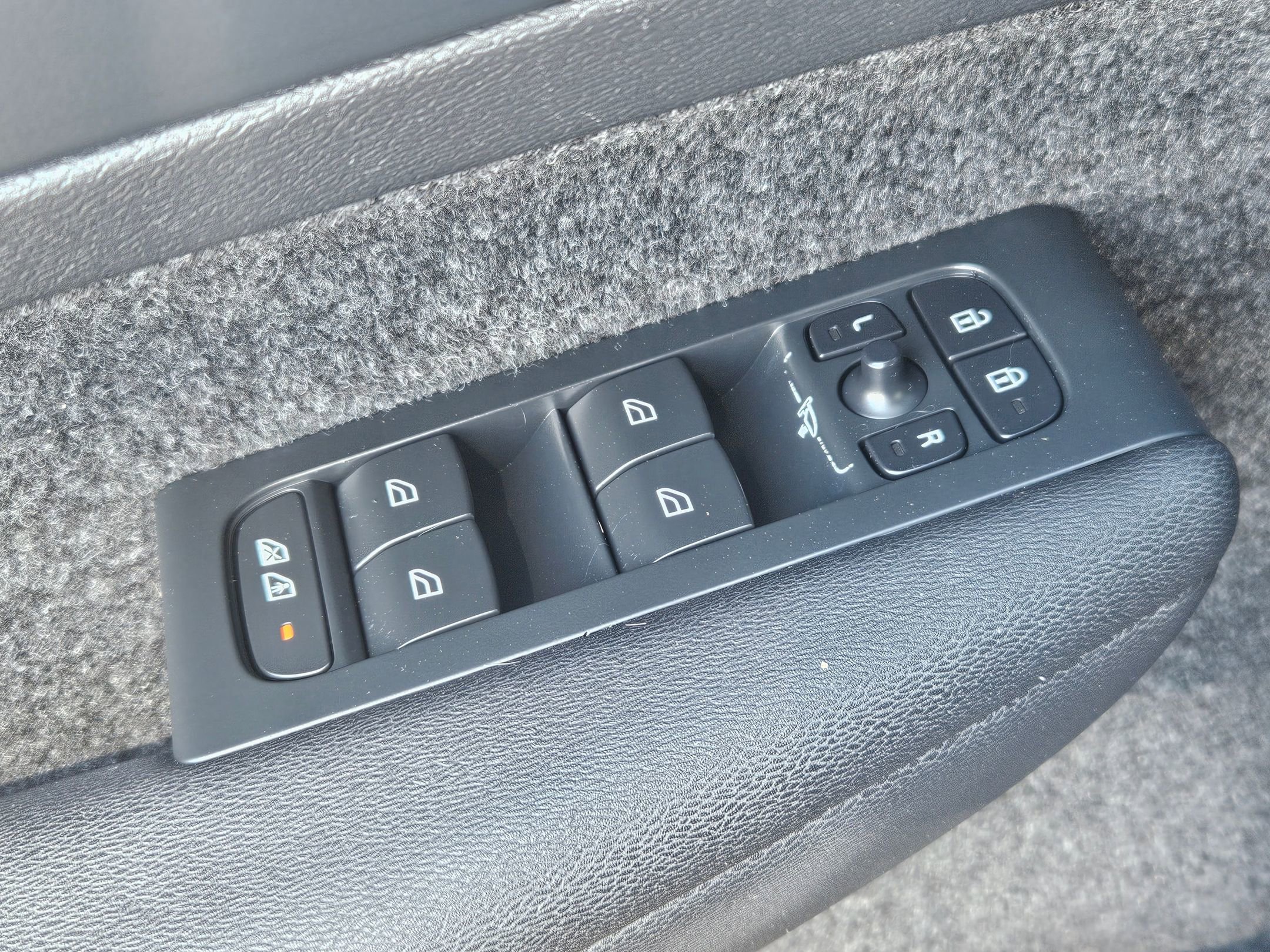 Used 2023 Volvo C40 P8 Recharge Plus image 10