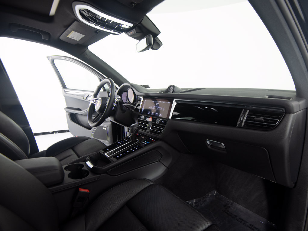 Certified 2026 Porsche Macan AWD/4WD image 29