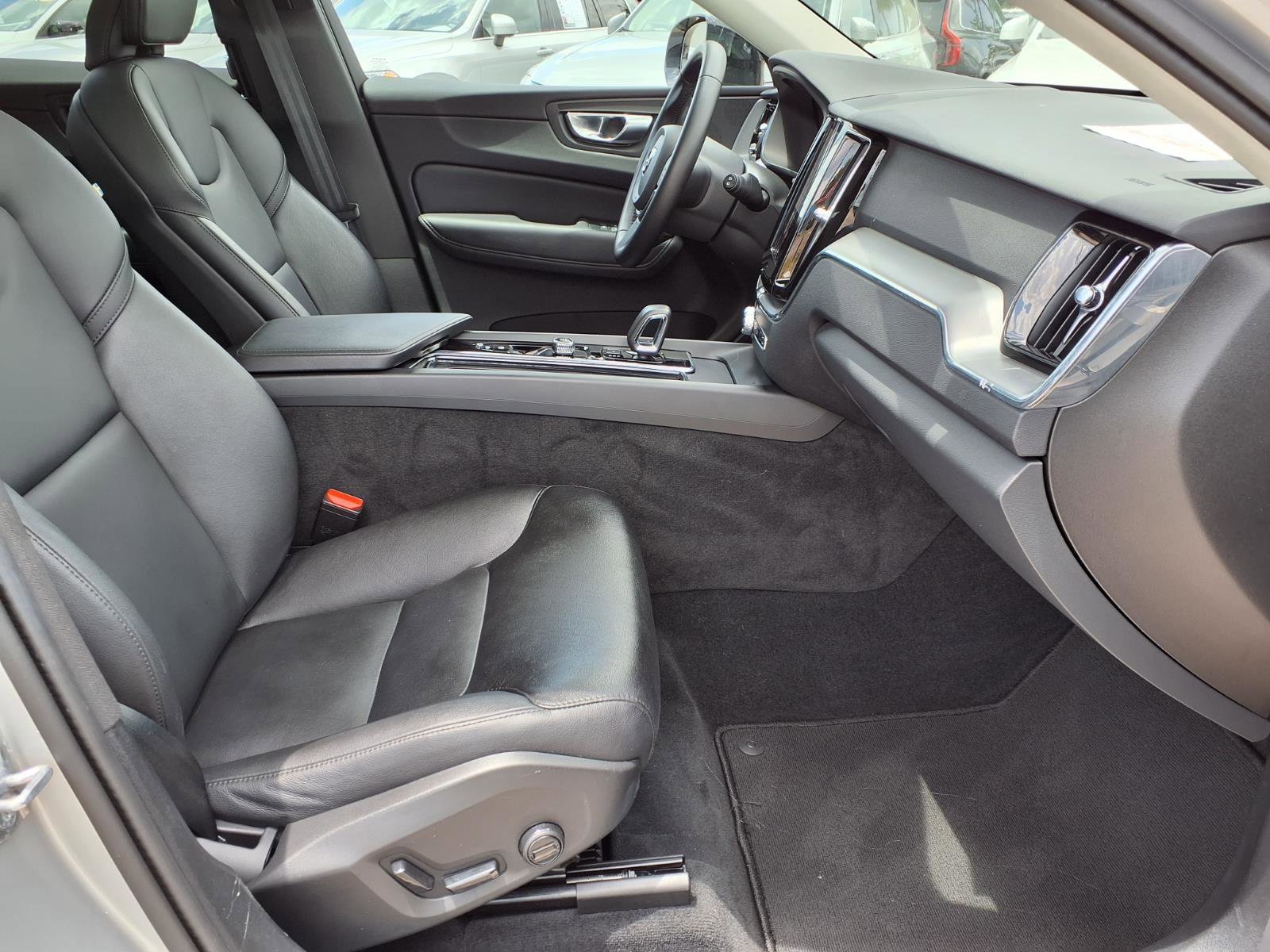 Certified 2025 Volvo XC60 B5 Core AWD/4WD image 11