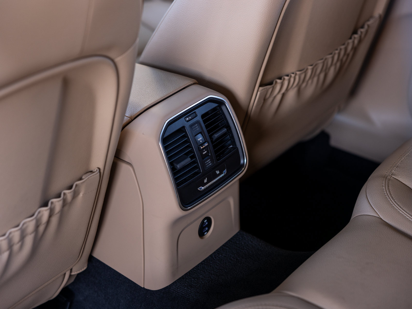 Certified 2023 Porsche Macan AWD/4WD image 31