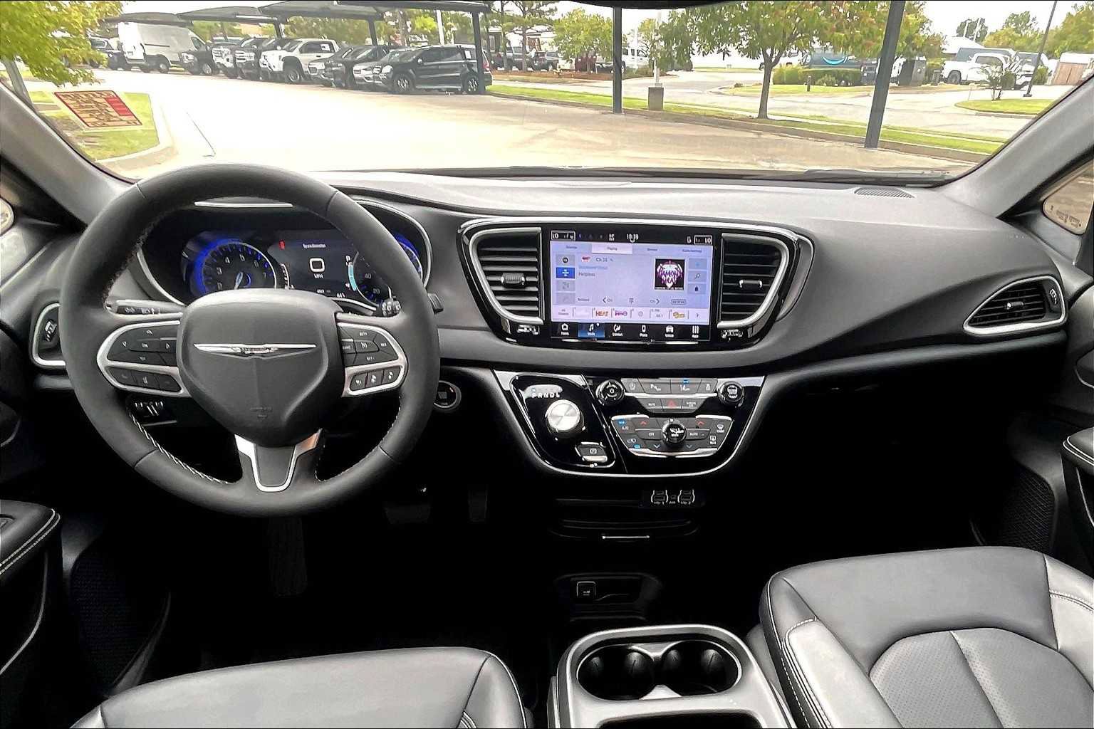 Certified 2025 Chrysler Voyager LX image 13