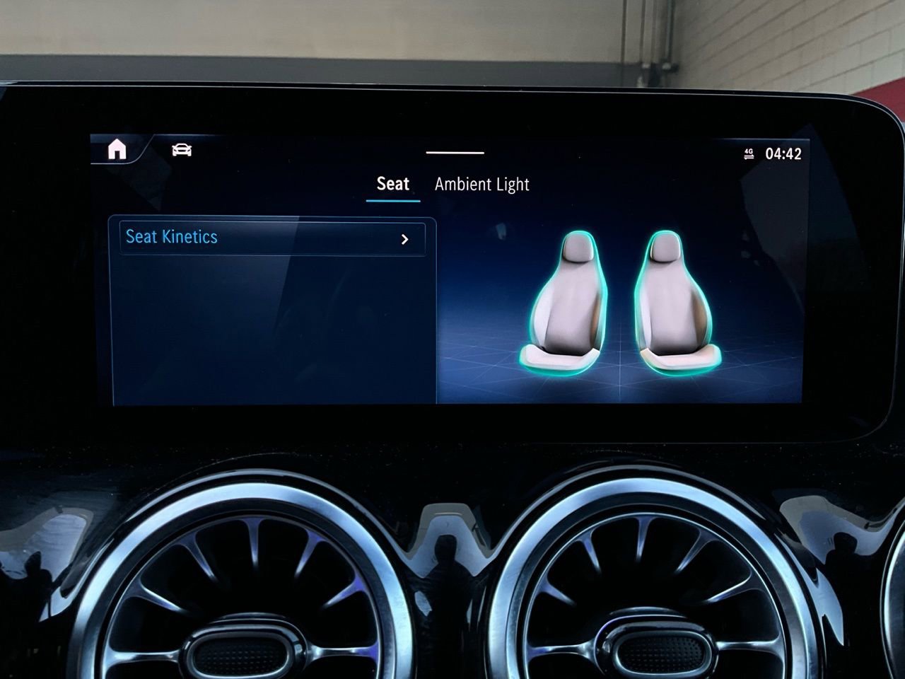 Used 2025 Mercedes-Benz GLA 250 4MATIC image 32