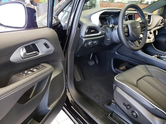 New 2026 Chrysler Pacifica Limited w/ S Appearance Package image 4