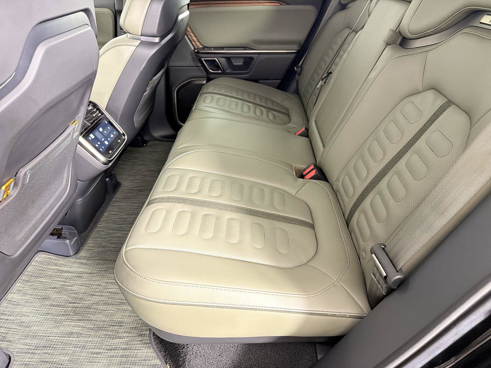 Used 2022 Rivian R1T Adventure AWD/4WD image 18