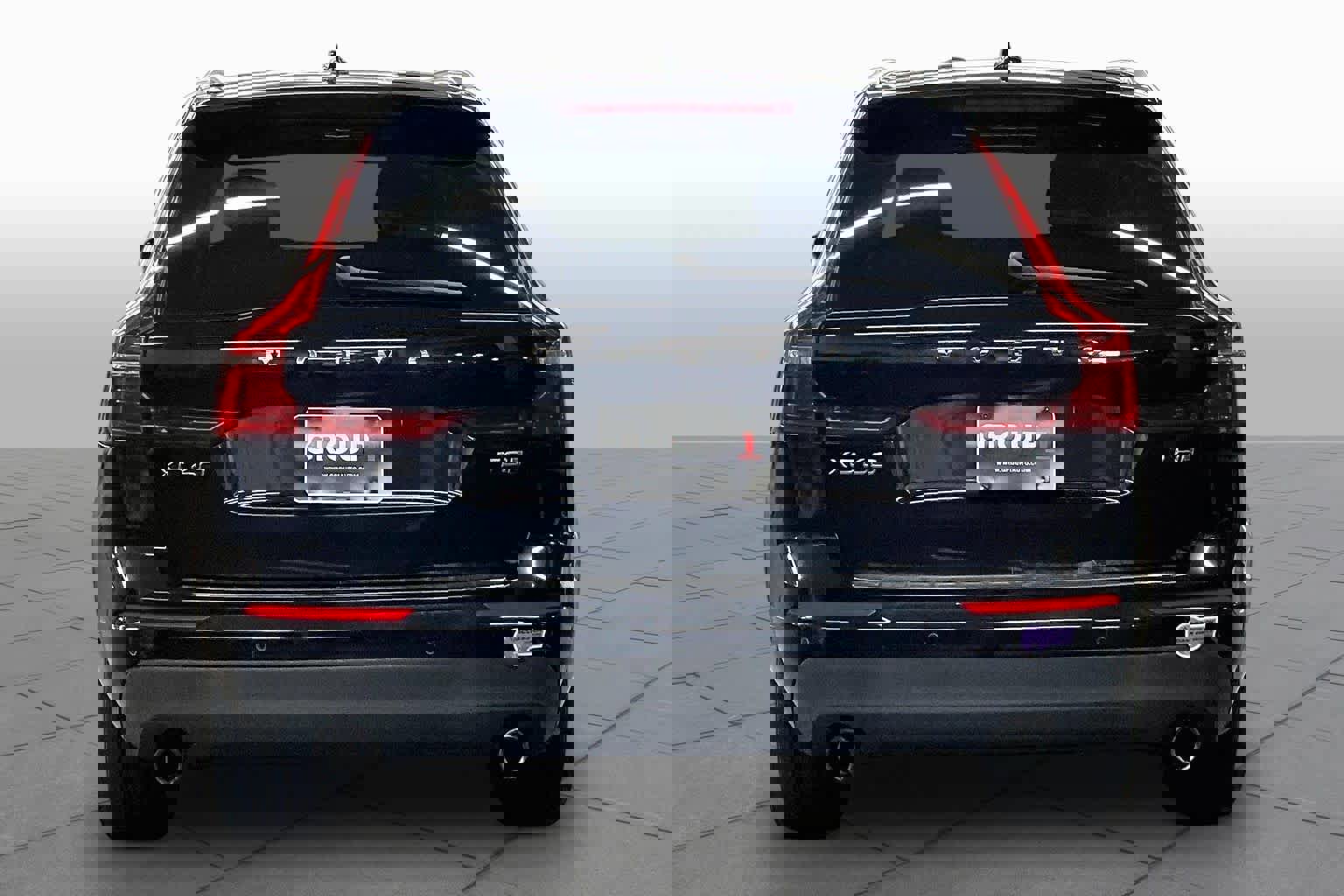 Used 2019 Volvo XC60 T8 Momentum w/ Advanced Package image 4