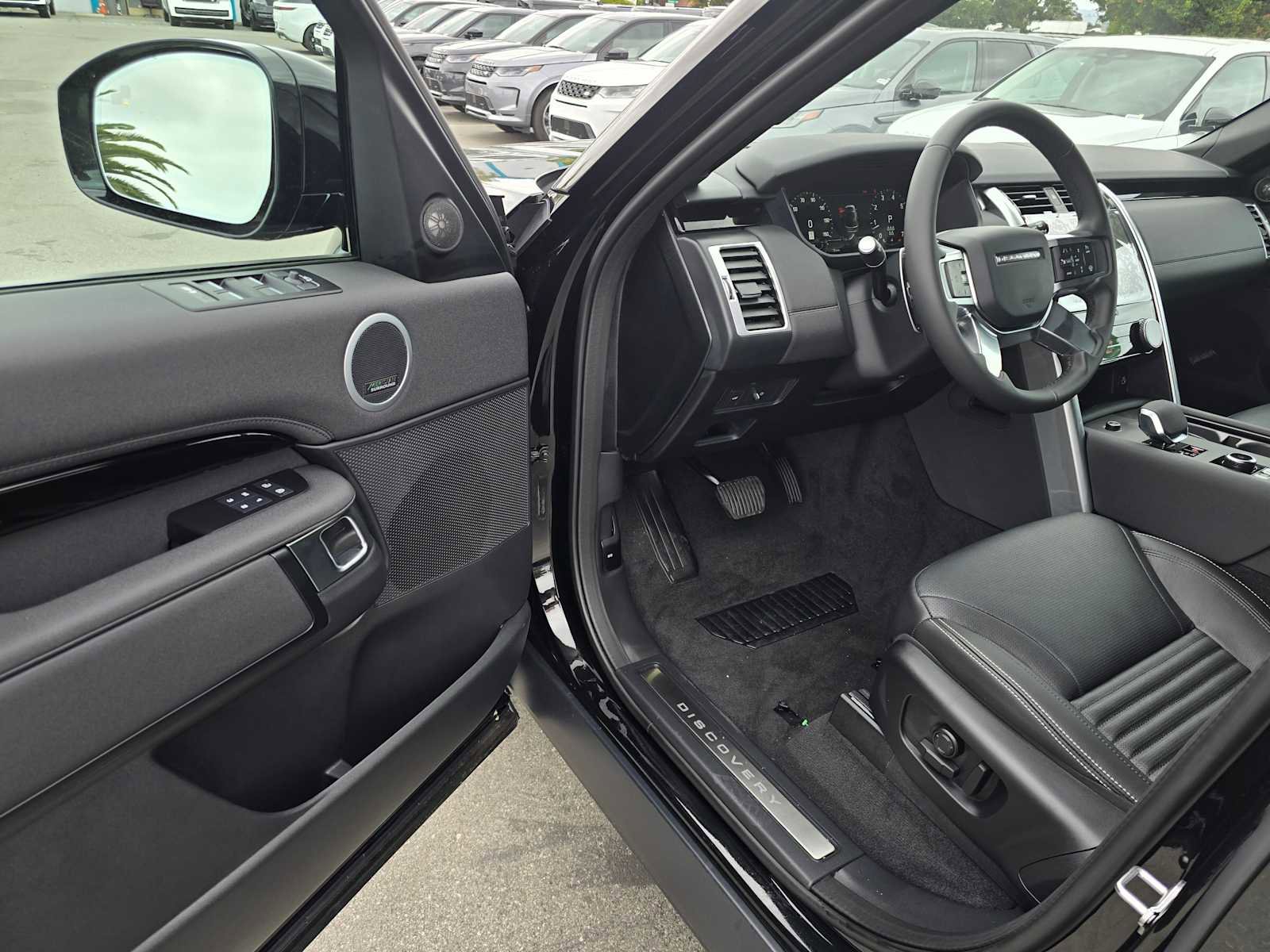 New 2025 Land Rover Discovery S image 21