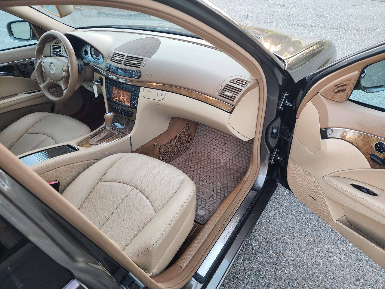 Used 2009 Mercedes-Benz E 350 Sedan image 23