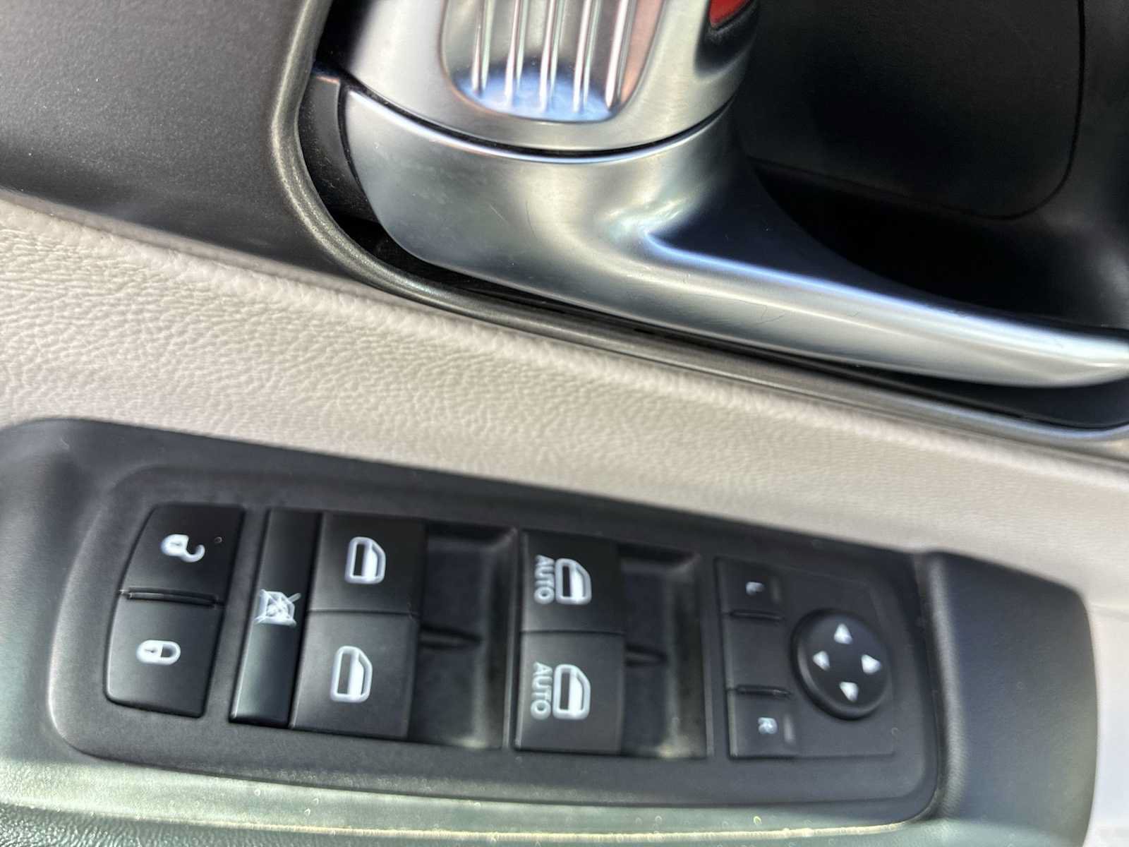 Used 2023 Chrysler Pacifica Touring-L FWD image 15