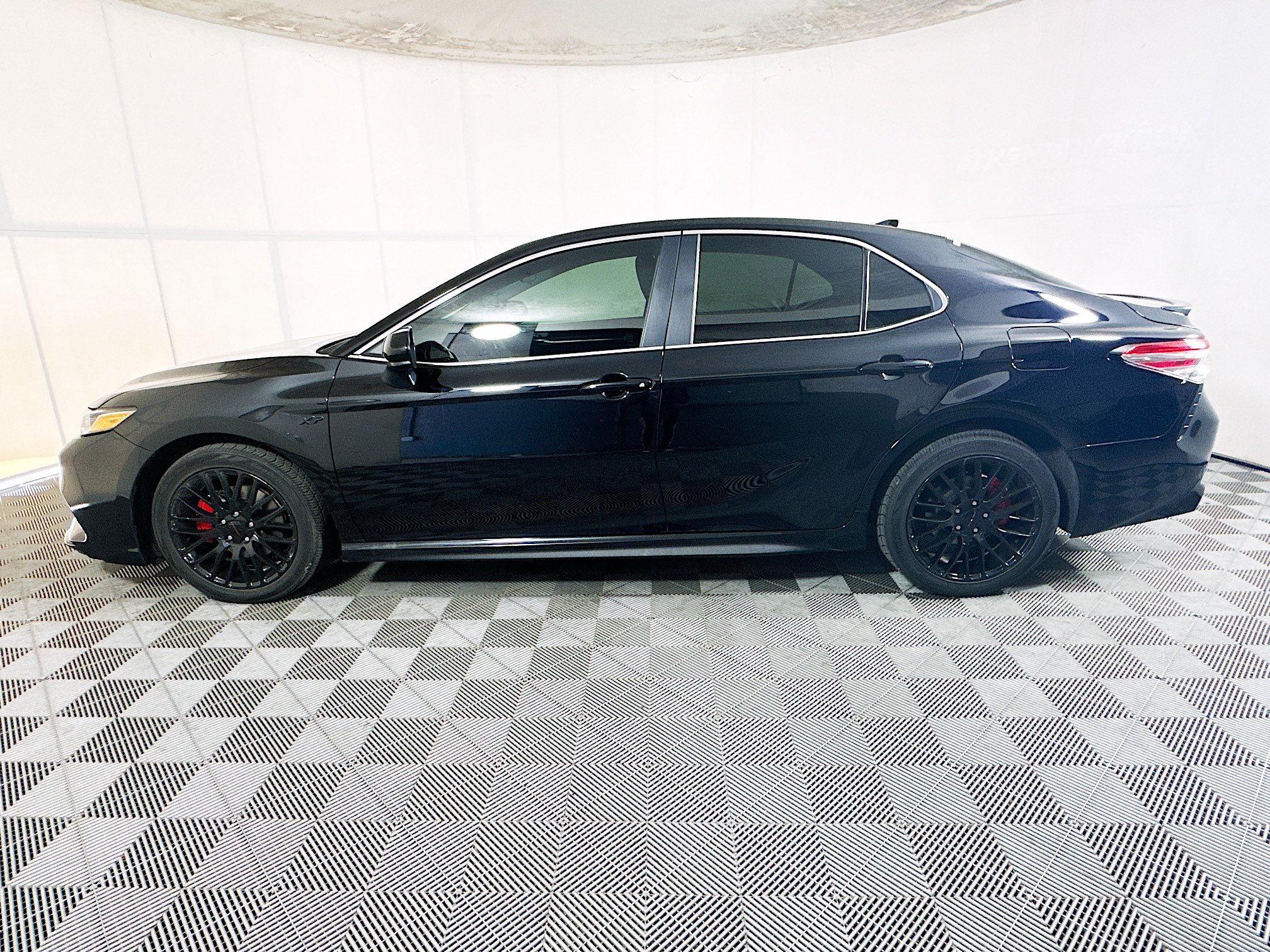 Used 2020 Toyota Camry SE FWD image 6