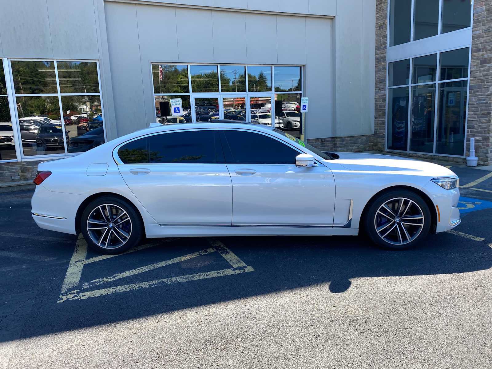 Used 2021 BMW 750i xDrive w/ Luxury Rear Seating Package AWD/4WD image 14