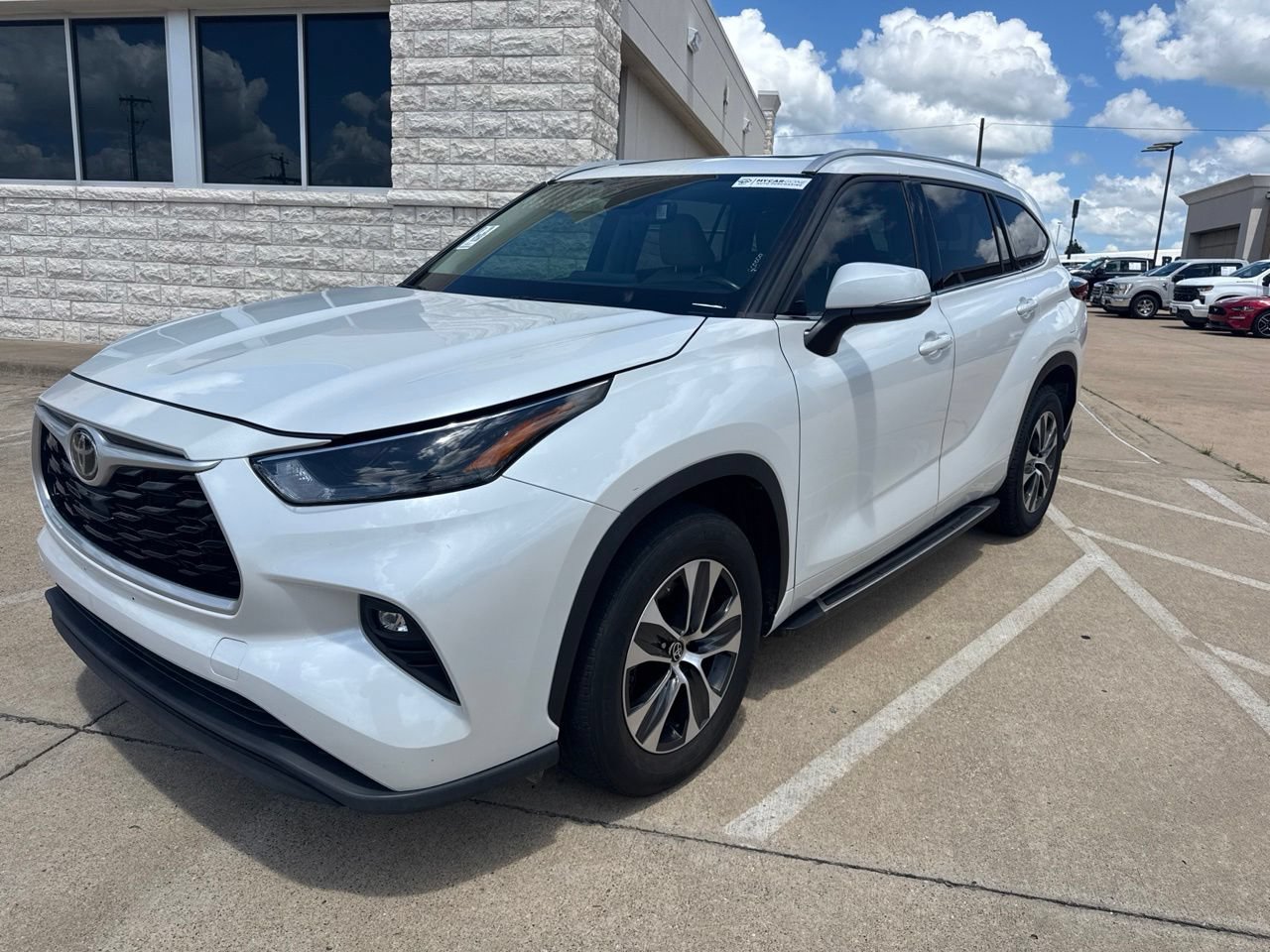 Used 2022 Toyota Highlander XLE FWD image 1