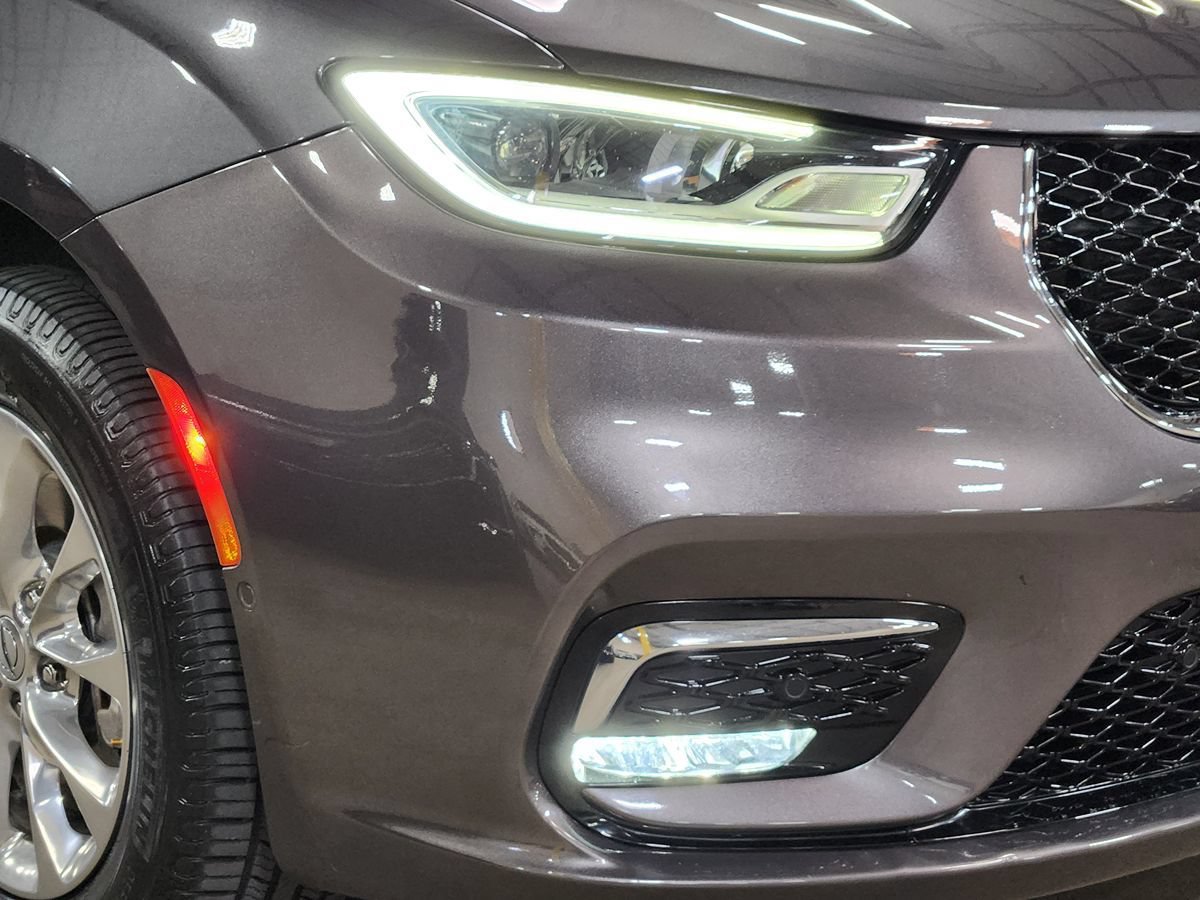 Used 2022 Chrysler Pacifica Touring-L w/ Uconnect Theater Family Group AWD/4WD image 13