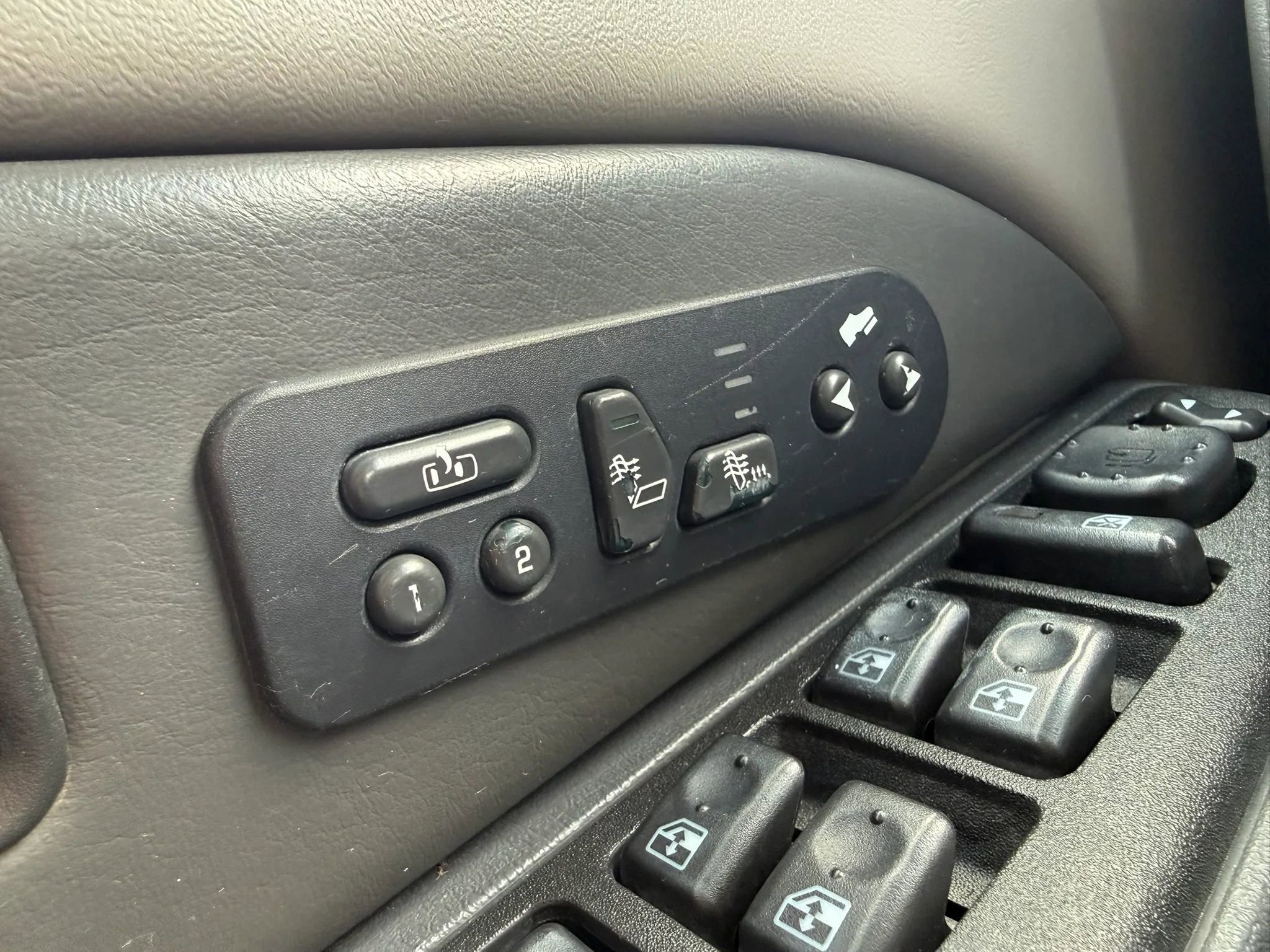 Used 2003 Chevrolet Suburban 2500 LT w/ LT Preferred Equipment Group AWD/4WD image 22