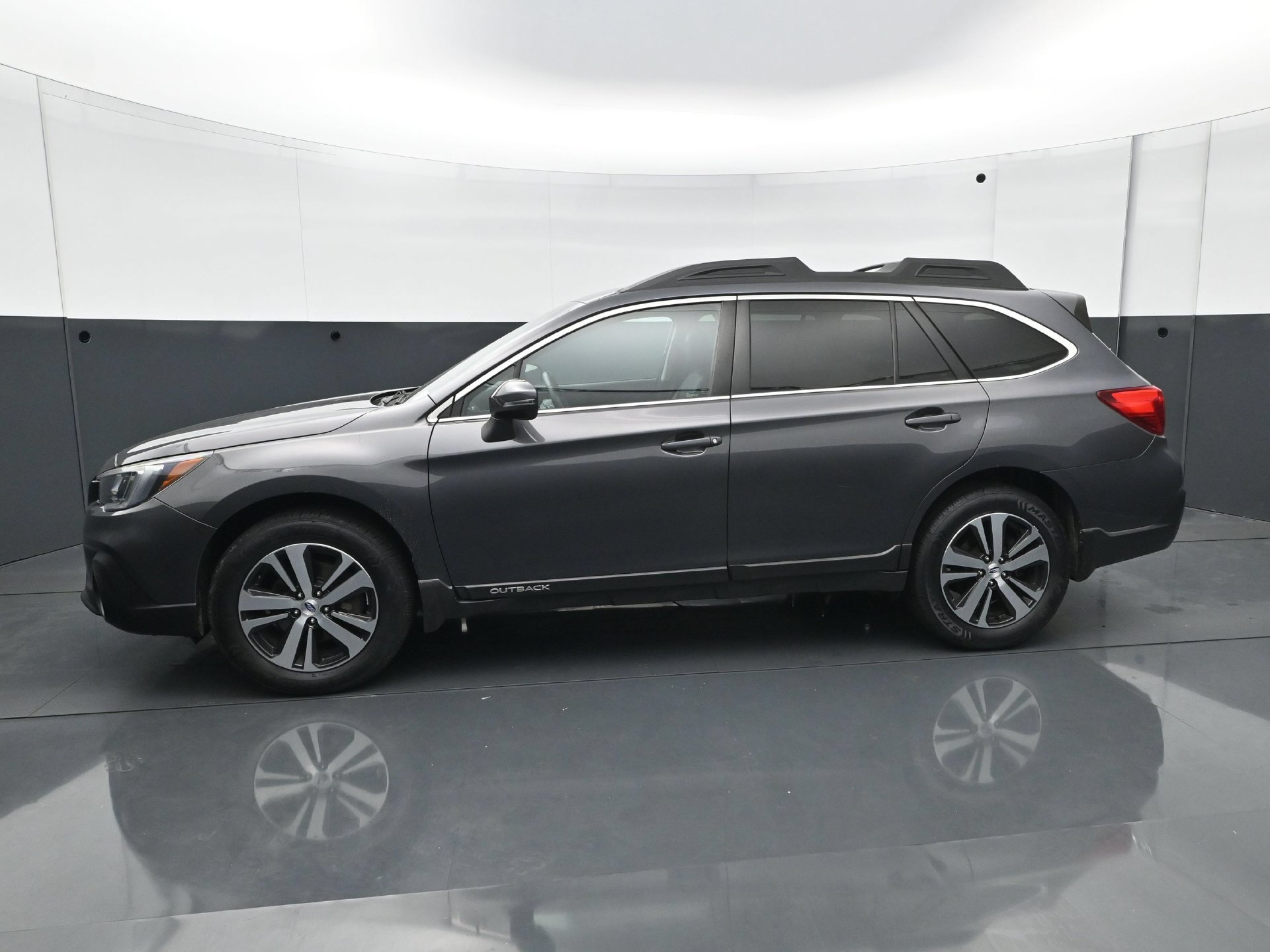 Used 2018 Subaru Outback 2.5i Limited w/ Popular Package #2 AWD/4WD image 2