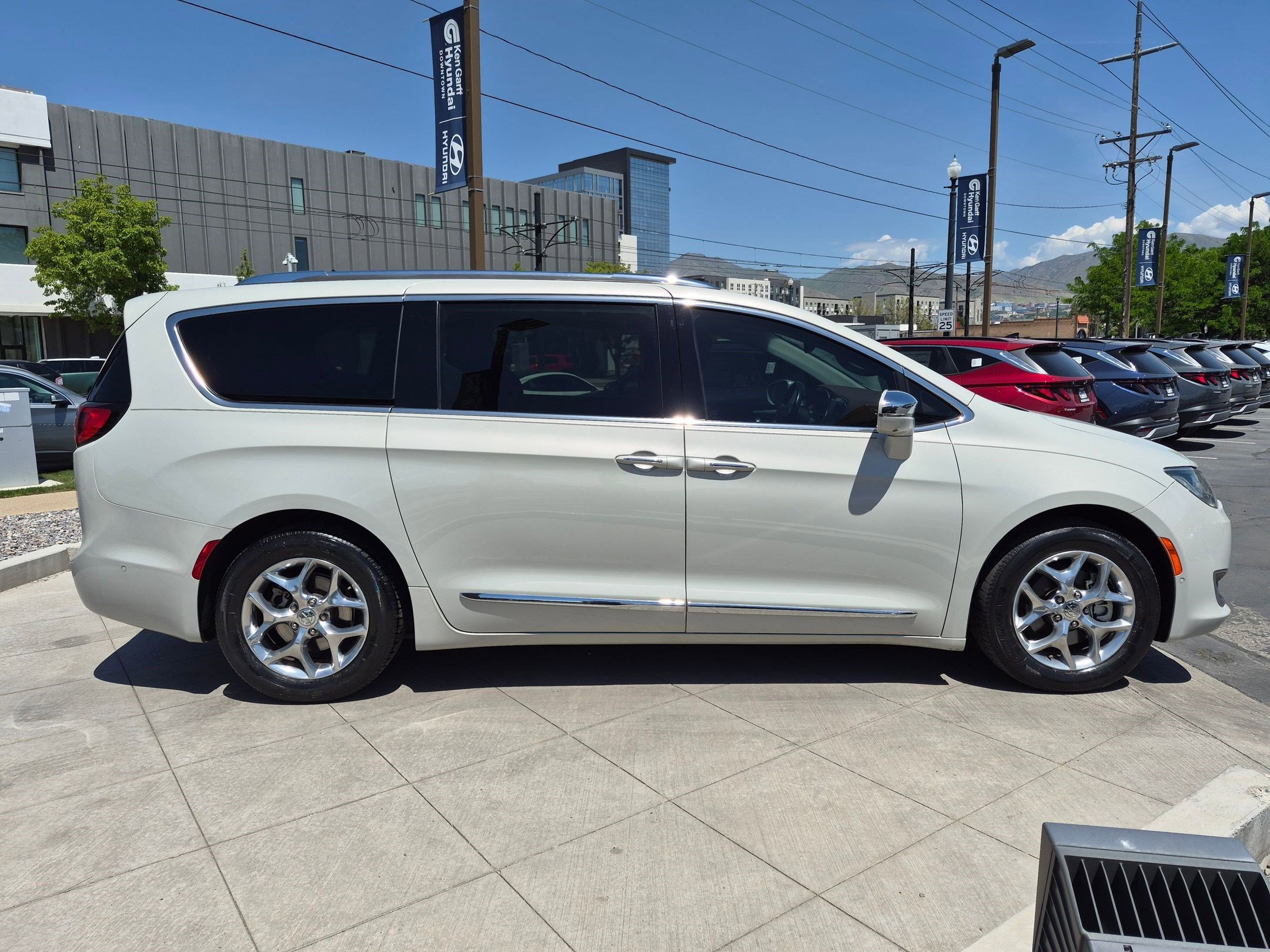 Used 2017 Chrysler Pacifica Limited w/ UConnect Theater Package FWD image 2