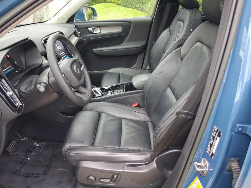 Used 2023 Volvo XC40 B4 Plus w/ Driver Assist Package FWD image 14