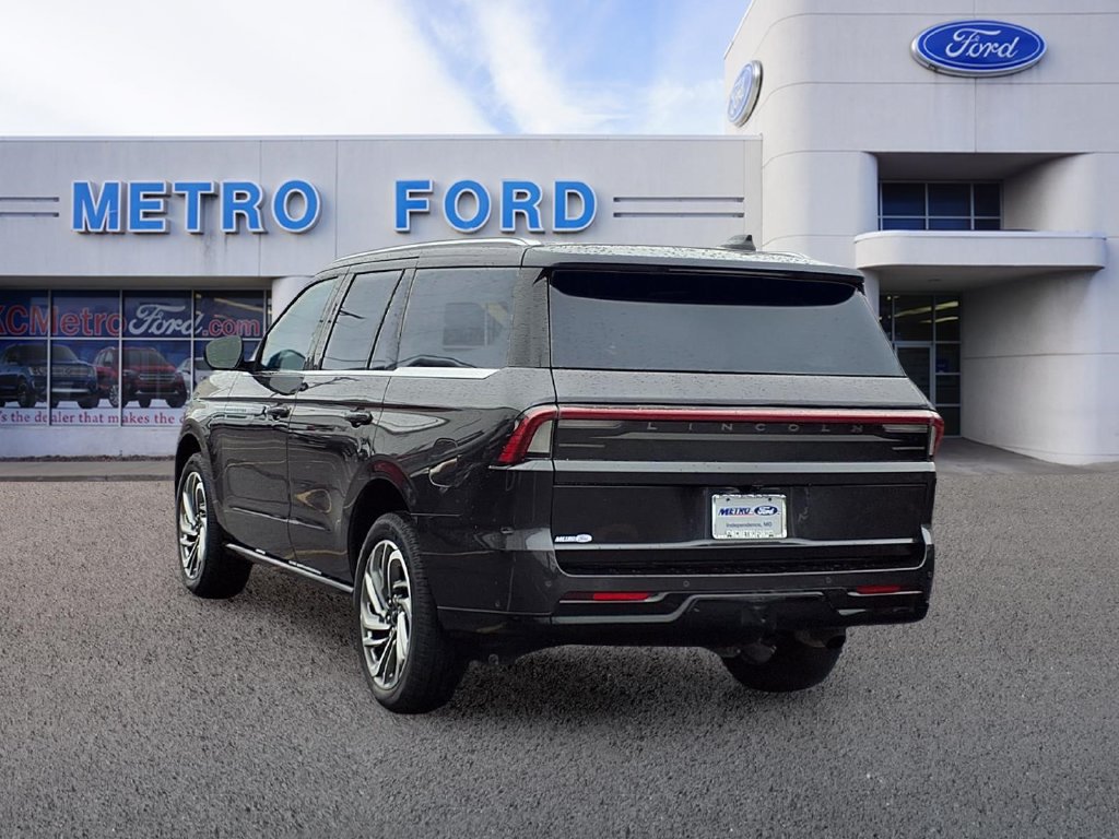 Used 2025 Lincoln Navigator Reserve AWD/4WD image 5