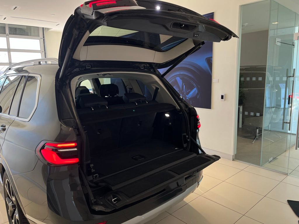 Used 2023 BMW X7 xDrive40i w/ Parking Assistance Package AWD/4WD image 30
