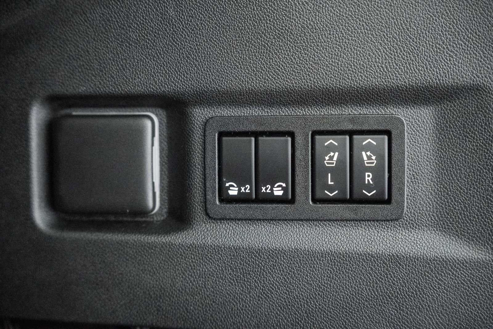 Used 2022 GMC Yukon Denali w/ Denali Premium Package AWD/4WD image 11