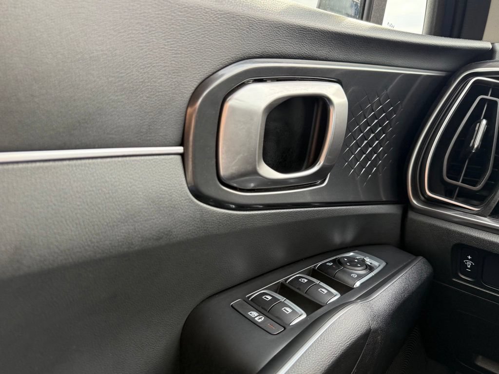 Used 2025 Kia Sorento S FWD image 11