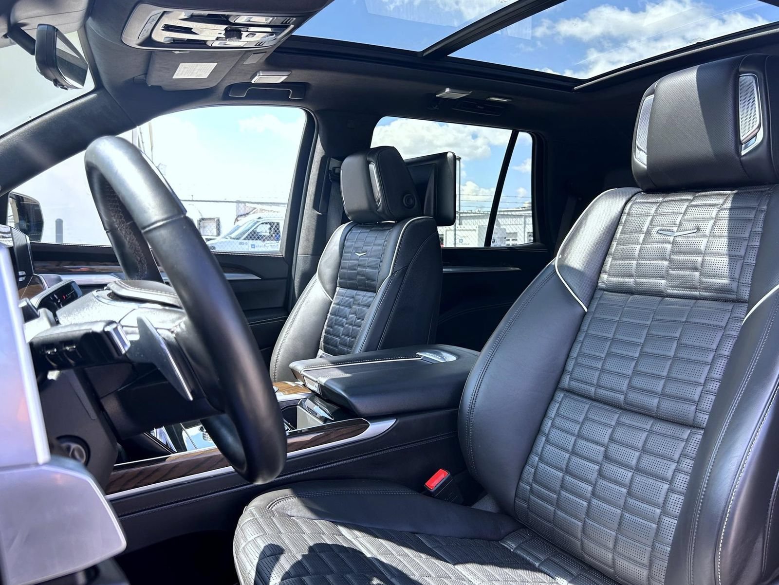 Certified 2025 Cadillac Escalade Sport Platinum w/ LPO, ONYX Package AWD/4WD image 16