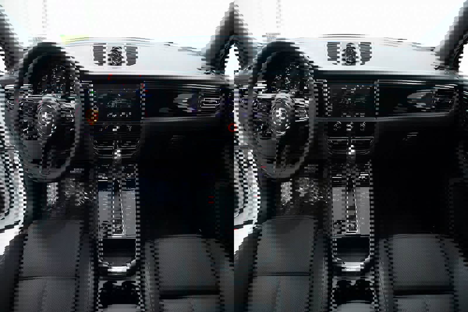 Certified 2025 Porsche Macan image 13