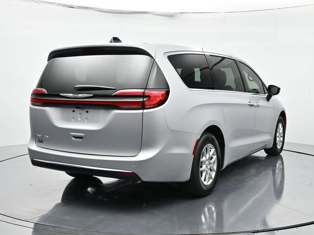 New 2026 Chrysler Pacifica Select FWD image 5