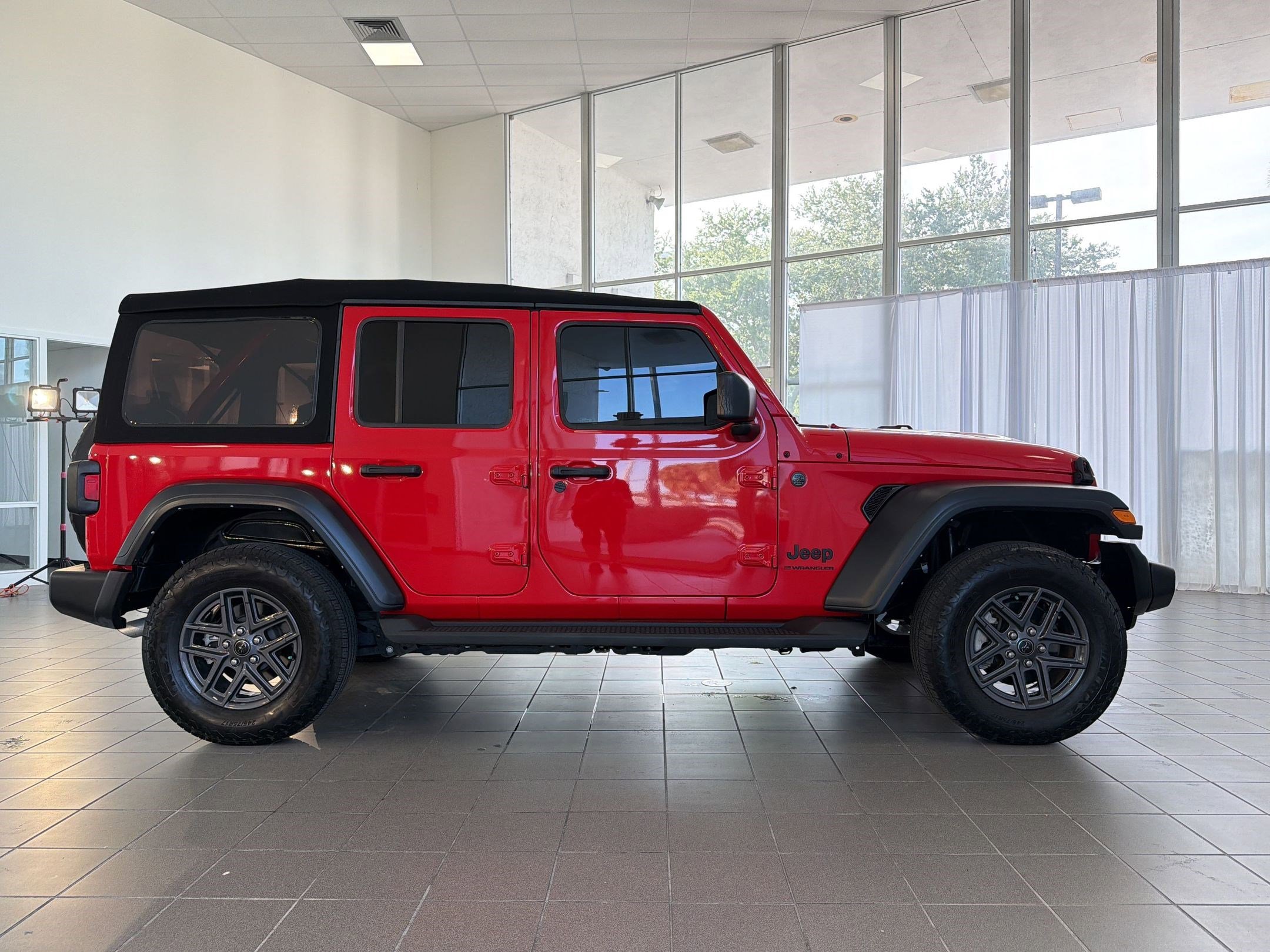 Used 2024 Jeep Wrangler Unlimited Sport AWD/4WD image 8