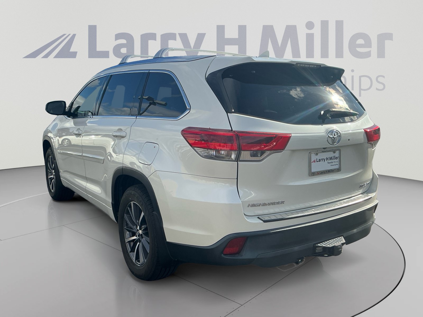 Used 2017 Toyota Highlander XLE AWD/4WD image 3