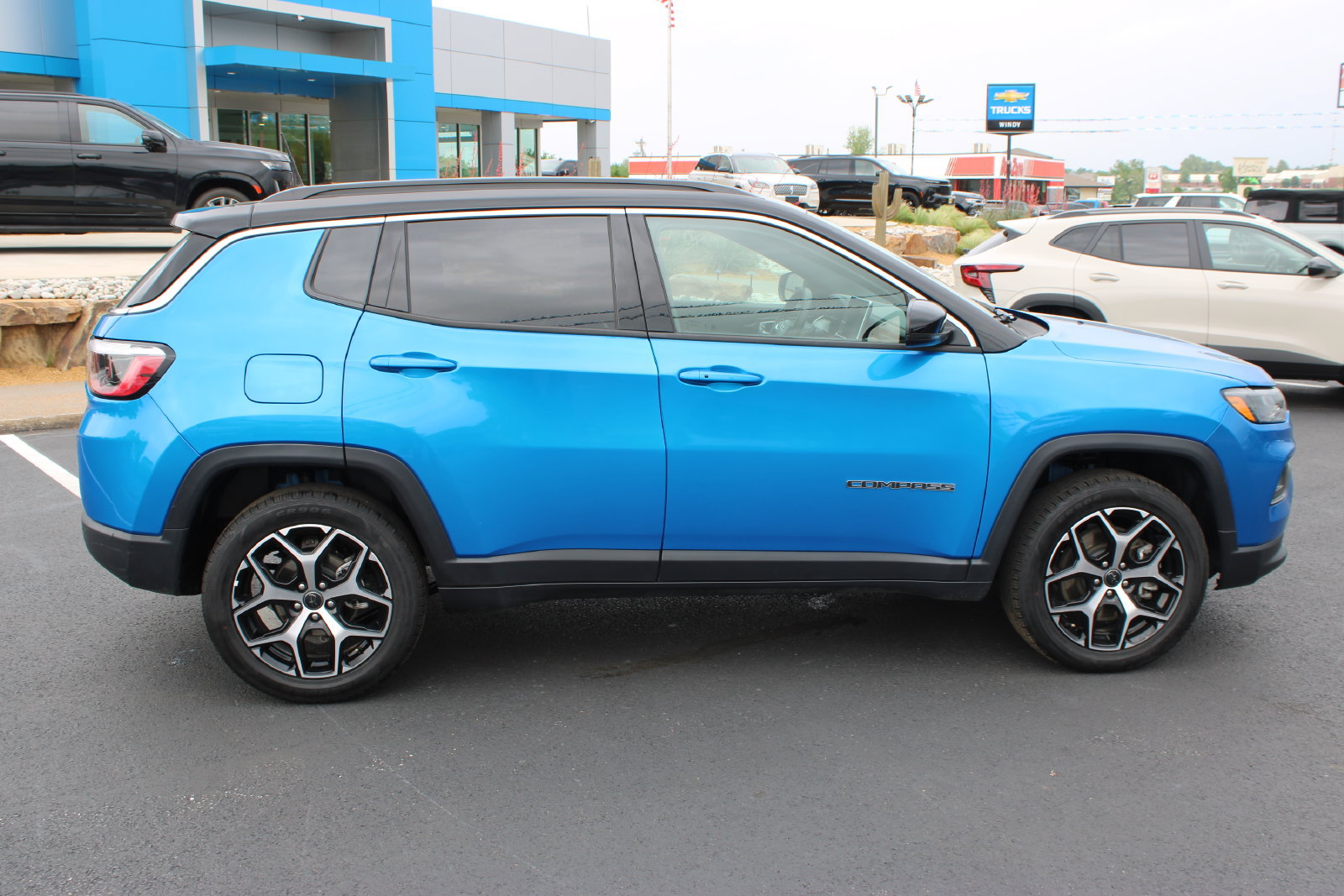 Used 2025 Jeep Compass Limited AWD/4WD image 10